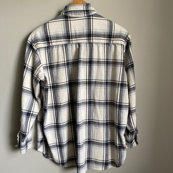 GAP Women's White/Black Plaid Long Sleeve Flannel Button Up Shirt - Picture 5 of 9